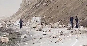 Erzurum'da Yaşanan Şiddetli Depremin Ardından Karayolunda Heyelan Meydana Geldi