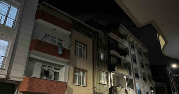 Esenyurt'ta 3 katlı binanın çatısında yangın çıktı