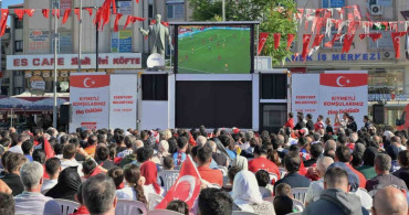 Esenyurt'ta Dünya Kupası coşkusu: Vatandaşlar Cumhuriyet Meydanı'na akın etti