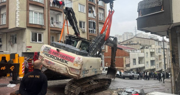 Esenyurt'ta İş Makinesi Devrildi