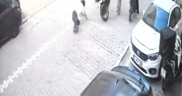 Esenyurt'ta motosiklet kazası: Yolda yürüyen kadına çarptı