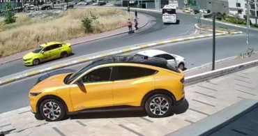 Esenyurt'ta otomobil, ters yönde giden scooter sürücüsüne çarptı
