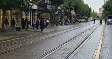 Eskişehir hafif sağanak yağışla güne başladı