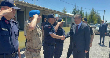 Eskişehir Valisi Yılmaz, Jandarma Noktasında Sürücülerle Bayramlaştı