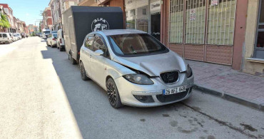 Eskişehir'de alkollü ve ehliyetsiz sürücünün otomobili park halindeki araçlara çarptı
