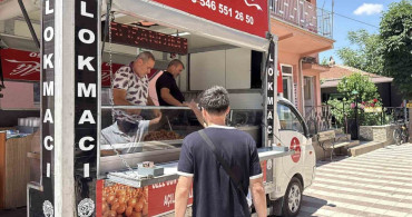 Eskişehir'de boşanma kutlaması lokma dağıtılarak yapıldı