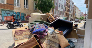 Eskişehir'de Çöp Kenarına Bırakılan Hurda Eşyalar Yaya Güvenliğini Tehdit Ediyor