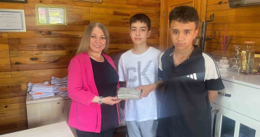 Eskişehir'de Dürüstlük Örneği: İki Çocuk Cüzdanı Sahiplerine Teslim Etti