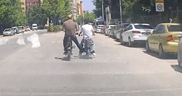 Eskişehir'de elektrikli bisikletle itilen motosiklet kameralara yansıdı