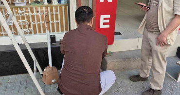 Eskişehir'de esnaf, tabelaya sıkışan yavru kediyi kurtardı