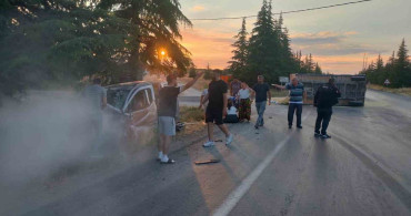 Eskişehir'de hafif ticari araç ile traktör çarpıştı: 2 yaralı