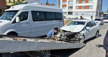 Eskişehir'de iki belediye aracının karıştığı trafik kazasında iki kişi yaralandı