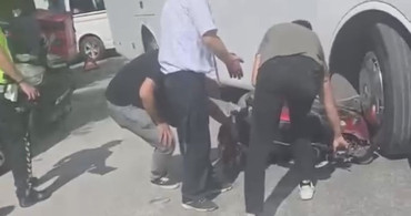 Eskişehir'de işçi servisi ile çarpışan motosikletli yaralandı