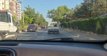 Eskişehir'de kamyonet kasasında tehlikeli yolculuk