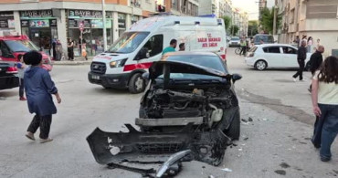 Eskişehir'de kavşakta iki araç çarpıştı: İki yaralı