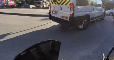 Eskişehir'de kavşakta motosikletliye çarpmaktan kıl payı kurtulan şoför tehlike yarattı