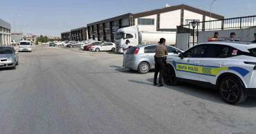 Eskişehir'de kavşakta otomobil ile kamyonet çarpıştı