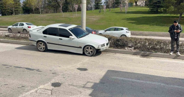 Eskişehir’de Kontrolden Çıkan Araç Orta Refüje Çıktı