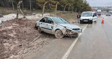 Eskişehir'de Kontrolden Çıkan Araç Yol Kenarına Savruldu: 3 Yaralı
