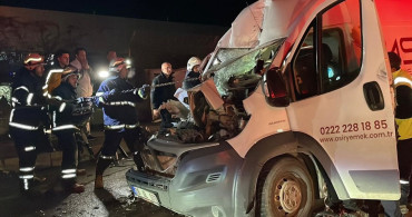Eskişehir'de Minibüs Tırla Çarpıştı: İki Yaralı