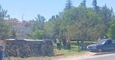 Eskişehir'de otomobil yol kenarına devrildi