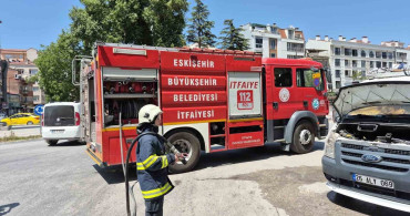 Eskişehir'de park halindeyken navigasyon cihazı patlayan kamyonette yangın çıktı
