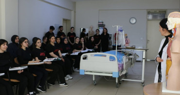 Eskişehir'de Sağlık Sektörüne Nitelikli Bakım Personeli Yetişiyor
