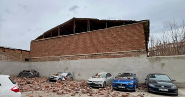 Eskişehir'de Şiddetli Rüzgar 6 Aracı Zarar Berağında