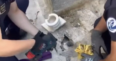 Eskişehir'de teras gider borusuna düşen kediyi itfaiye kurtardı