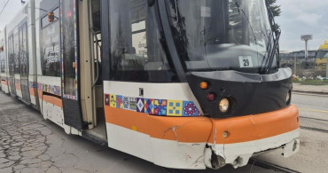 Eskişehir'de Tramvay ile Otomobil Çarpıştı: İki Yaralı