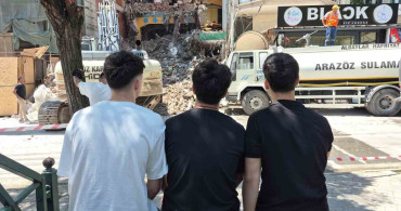 Eskişehir’de yıkım çalışmasını izleyen gençler dikkat çekti