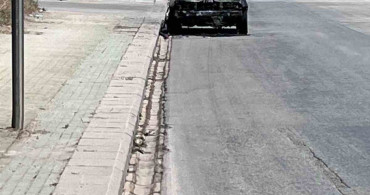 Eskişehir'de yol kenarında yanmış araç dikkat çekiyor
