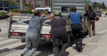 Eskişehir'de Yolda Kalan Kamyonete Yardım Eli