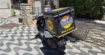 Eskişehir'deki motokurye borçları nedeniyle esprili uyarıda bulundu