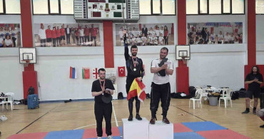 Eskişehirli Kılıç Ustası Mete Işıkadalar İzmir'de Başarıya İmza Attı