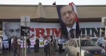 Eurovision Şarkı Yarışması'nın Düzenlendiği Binaya Cumhurbaşkanı Erdoğan'ın Posteri Asıldı