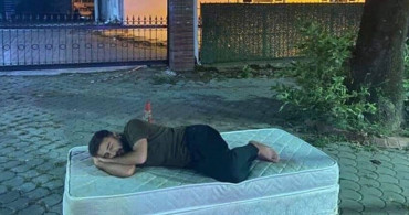 Ev Kiralarına Öğrencilerden Tepki: Üniversite Kapısına Yatak Koyup Yattılar!