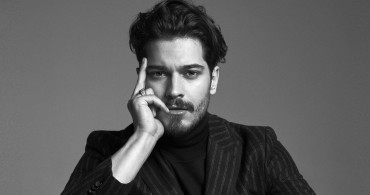 Evlenmeyi planladıkları Duygu Sarışın'la ayrılan Çağatay Ulusoy, ünlü oyuncu ile sarmaş dolaş görüldü
