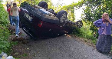 Eynesil'de geri kayan otomobil takla attı: 4 yaralı