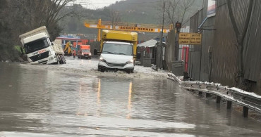 Eyüpsultan'da Cendere Yolu'nda Hafriyat Kamyonu Yan Yattı