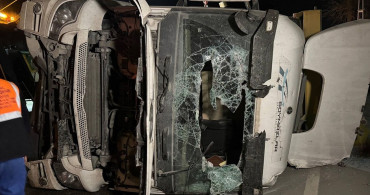 Eyüpsultan'da Devrilen Hafriyat Kamyonu Sürücüsü Yaralandı