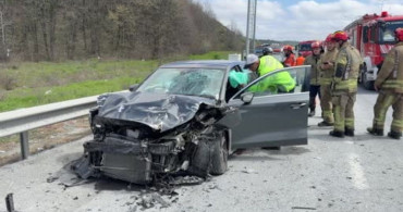 Eyüpsultan’da Hafriyat Kamyonuna Çarpan Otomobil Hurdaya Döndü