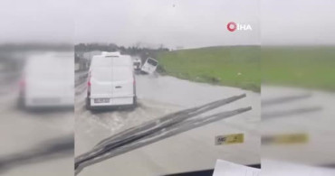 Eyüpsultan'da Servis Aracı Su Kanalına Düşerek Yan Yattı