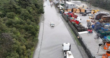 Eyüpsultan'da Yağmur Sonrası Yol Göl Oldu