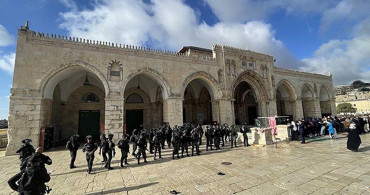 Fanatik Yahudi gruplar, İsrail polisi himayesinde Mescid-i Aksa’yı bastı!