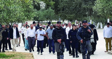 Fanatik Yahudiler Mescid-i Aksa'ya Baskın Düzenledi