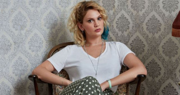 Farah Zeynep Abdullah'ın Bergen filminde seslendirdiği Bana Neler Vaadettin şarkısı sosyal medyada gündeme oturdu