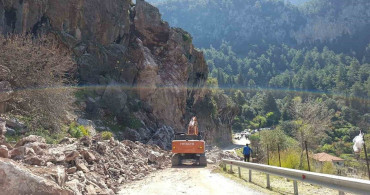 Faralya’da Heyelan Sonrası Ulaşım Çalışmaları