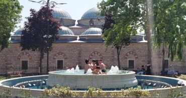 Fatih Camii avlusundaki süs havuzunda çocuklar yüzerek serinledi