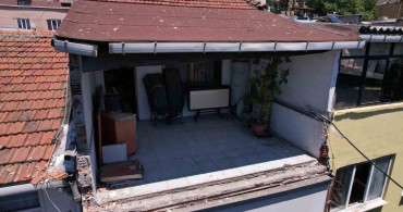 Fatih laleli'de binadan kopan beton ve metal parçalar yere düştü